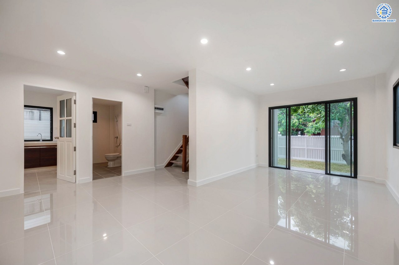 บ้านมือสองตกแต่งใหม่ โครงการ ณัฐชากรีนวิลล์ ปิ่นเกล้า-กาญจนาฯ บนเนื้อที่ 52 ตร.ว. ฟังก์ชัน 3 ห้องนอน 2 ห้องน้ำ จอดรถได้ 2 คัน บนทำเลศักยภาพ ใกล้เซ็นทรัลเวสต์เกต ทางด่วน "ศรีรัช" รถไฟฟ้าสายสีม่วง "สถานีตลาดบางใหญ่"